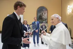 Pope meets Sinner: No. 1 player gives Pope Leo XIV a racket on Italian Open off day